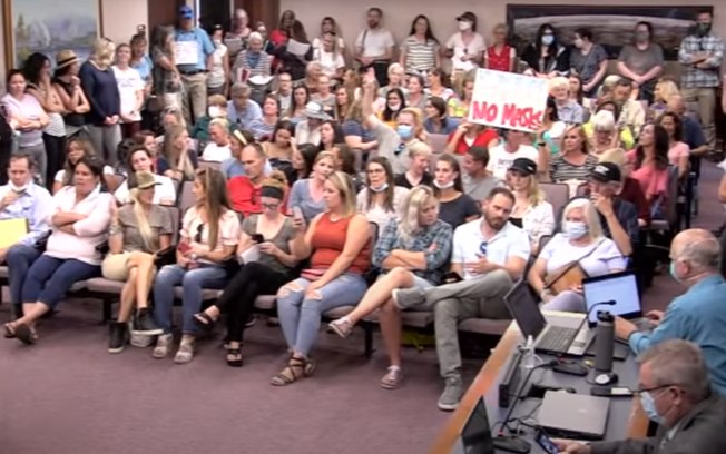 Reunião sobre volta de aulas é interrompida por grupo “anti-máscaras”; assista