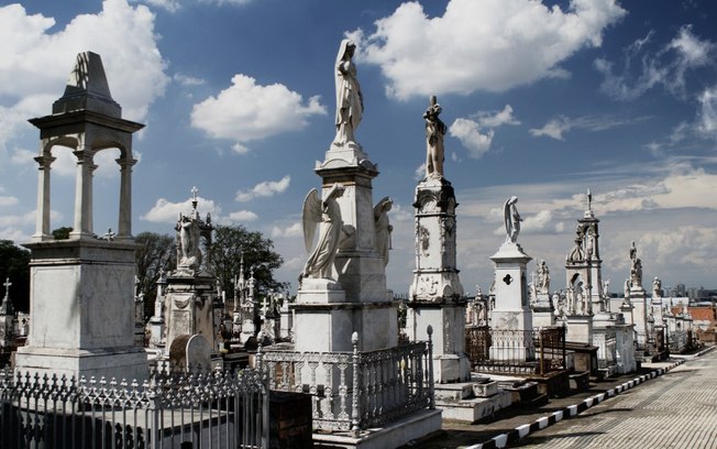 Em cemitério, mulher desenterra cadáver do filho e tenta trocar a fralda