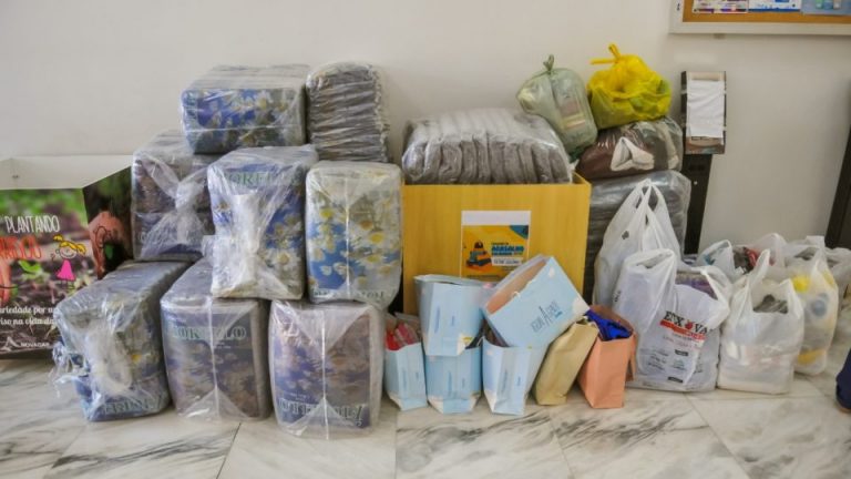 Servidores do GDF entregam doação de roupas e cobertores