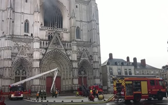 Incêndio atinge catedral de Nantes e destrói artefatos com mais de 400 anos