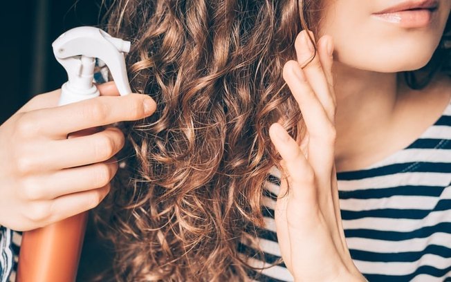 8 truques simples para deixar o seu cabelo cacheado em casa
