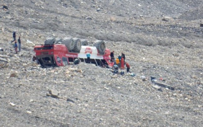 Ônibus turístico despenca de colina e deixa ao menos três mortos no Canadá
