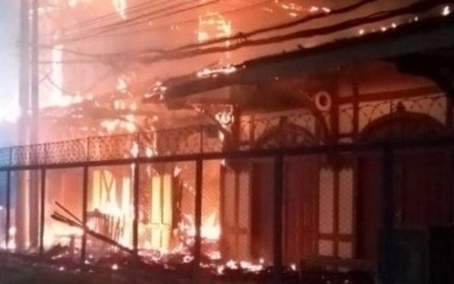 Incêndio atinge casarão histórico tombado no Rio de Janeiro