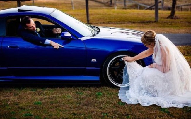 Mulher é criticada por limpar carro do marido com barra do vestido de noiva