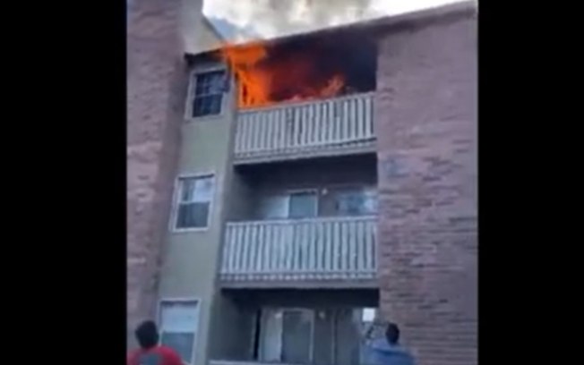 Homem salva bebê de prédio em chamas ao apanhar criança no ar; assista