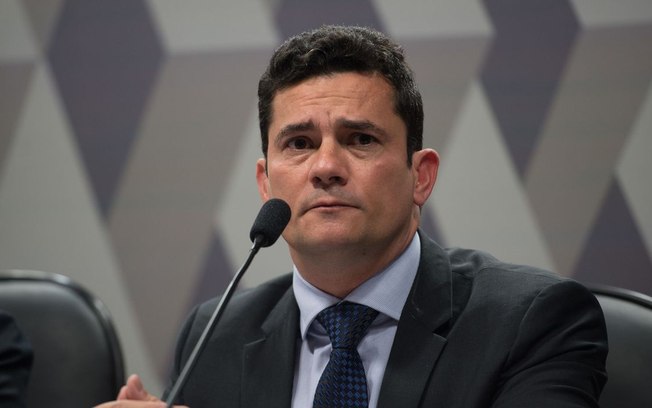 Moro usa dia do amigo para se solidarizar às vítimas da Covid-19; web não perdoa