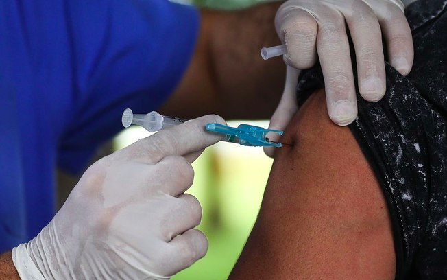Covid-19: voluntários recebem primeira dose de vacina chinesa nesta terça-feira