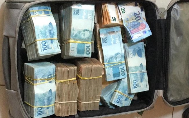 PF encontra mala com R$ 1 milhão em quintal durante operação