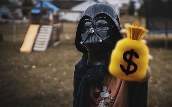 Vencedor da loteria recebe prêmio de US$ 95 milhões vestido de Darth Vader