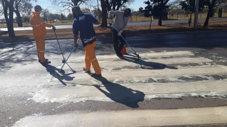 DER-DF faz limpeza das faixas de pedestres nas rodovias distritais