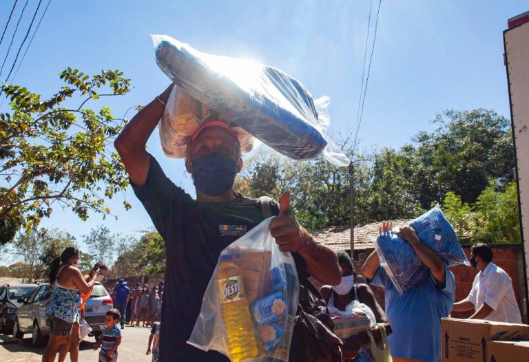 Famílias carentes da região Novo Paraíso I e II recebem doações de cestas básicas e cobertores