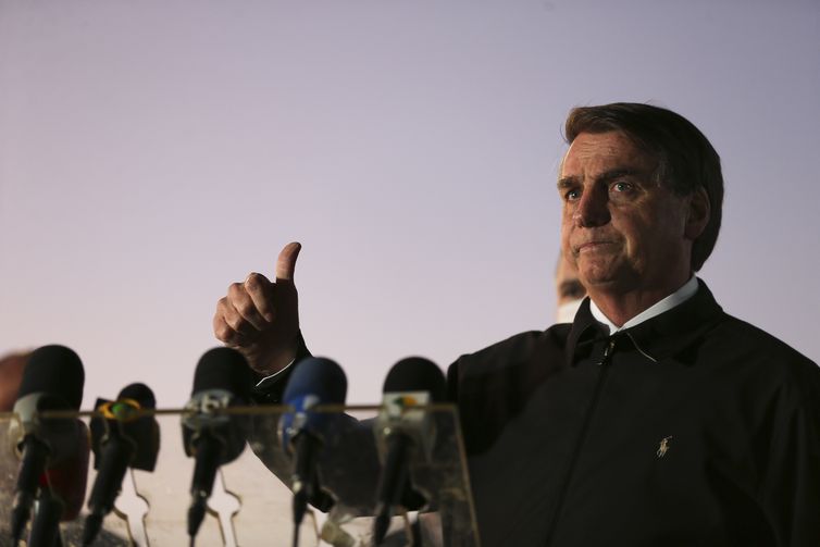 Bolsonaro faz novo teste de covid-19 e aguarda resultado