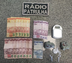 Dupla é detida com drogas em veículo na Vila Buritis