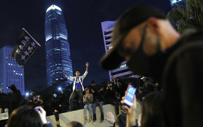 Hong Kong recua em reabertura devido aumento de casos da Covid-19