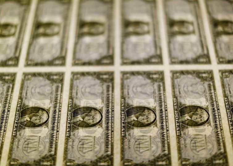 Dólar cai para R$ 5,11 e fecha no menor nível em cinco semanas