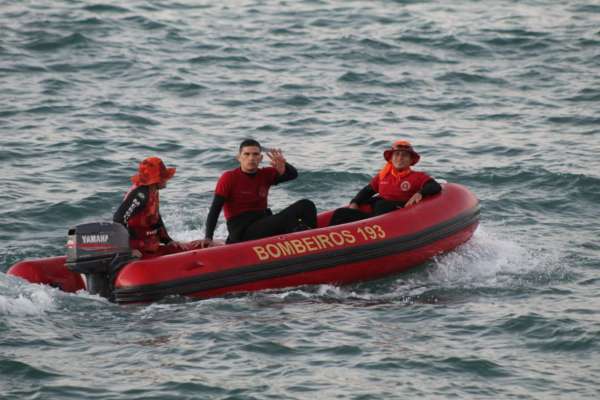 Mergulhadores de Resgate do Corpo de Bombeiros e Ciopaer realizam treinamento no Moura Brasil
