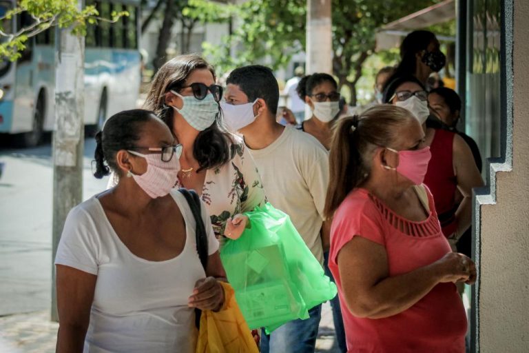 Média móvel de casos de coronavírus diminui pela primeira vez na última semana