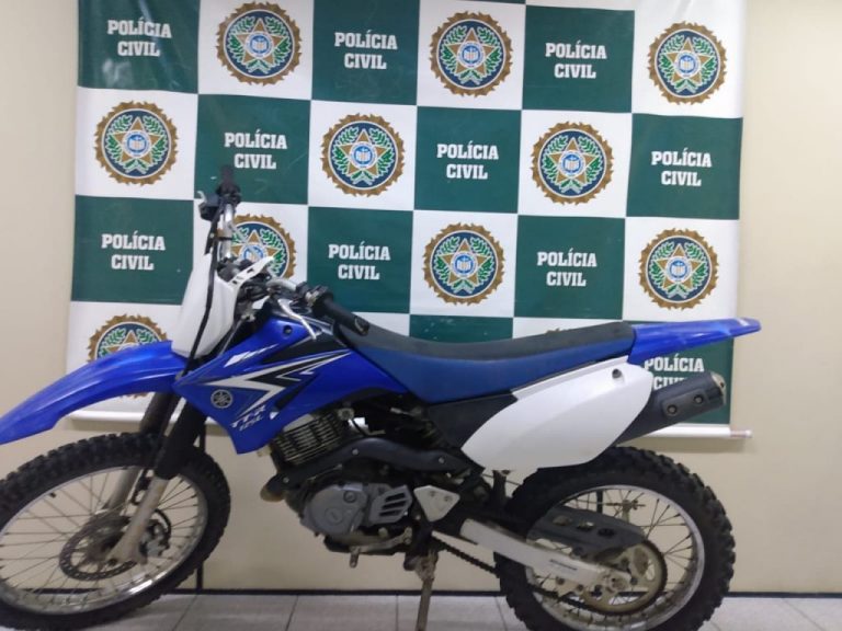 Duas pessoas são presas por roubo de moto de ator