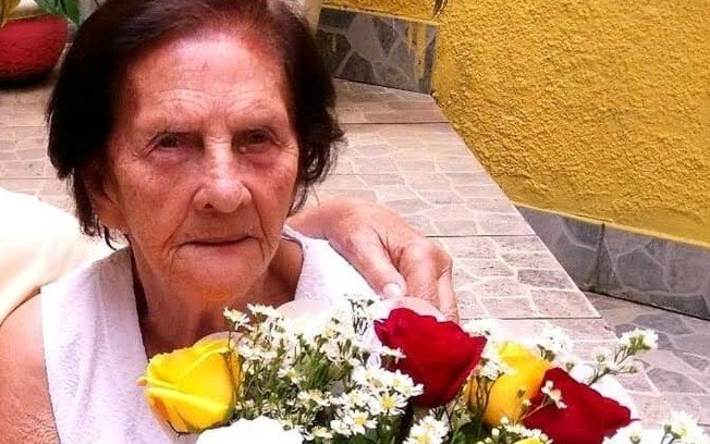 Idosa morre com Covid-19 dias após receber homenagem por estar curada