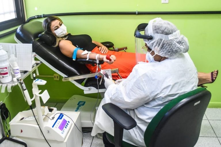 Grupo de servidores da Prefeitura de Linhares doa sangue para o Hemoes