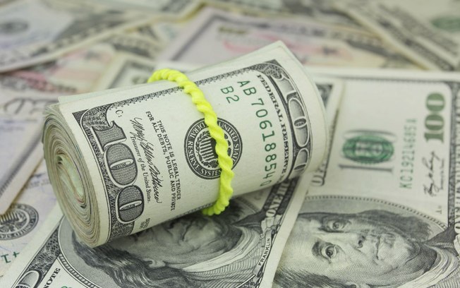 Dólar tem maior queda semanal em quase dois meses e fecha em R$ 5,207