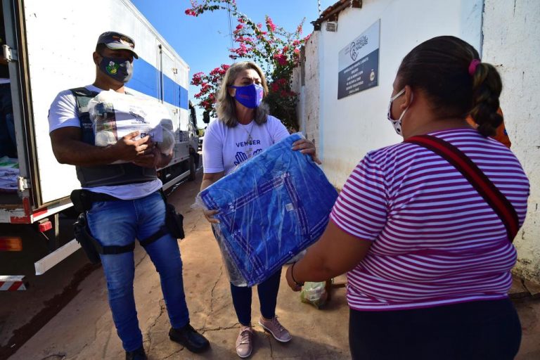 Governo de MT distribui mais de 16 mil cobertores e 12 mil cestas básicas esta semana