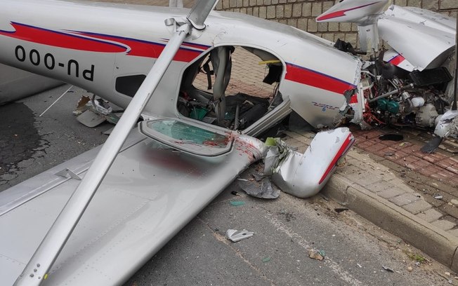 Avião monomotor cai no centro de Guabiruba, em SC; veja vídeo