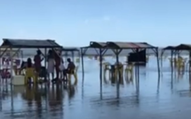 Redemoinho assusta banhistas e faz cadeiras voarem no Maranhão; assista