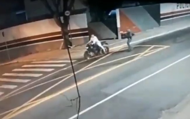 Policial atira nas costas de motociclista durante abordagem; assista