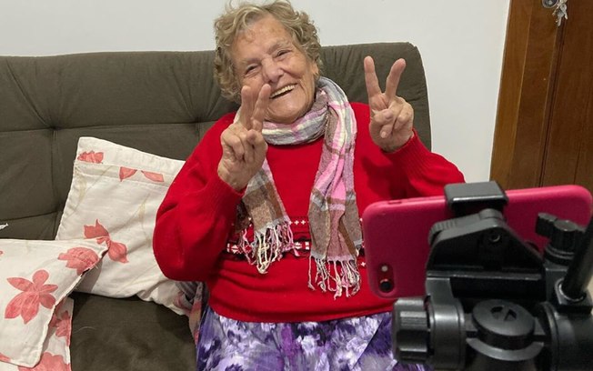 86 anos, 4 netos e 5 milhões de curtidas no TikTok: conheça a vó Rosalina