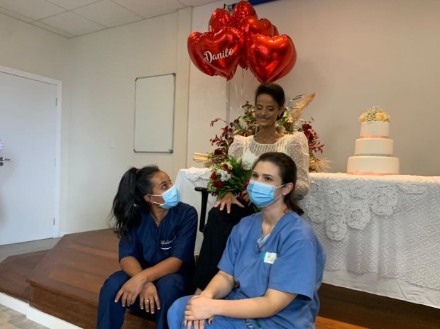 Servidores organizam casamento de paciente dentro do Hospital Celso Ramos, em Florianópolis