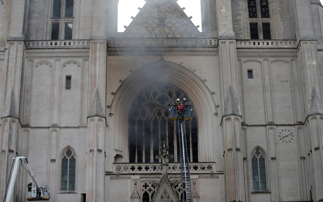 Guarda voluntário confessa ser autor de incêndio em catedral francesa
