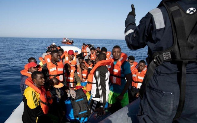 Cerca de 100 imigrantes estão à deriva no Mediterrâneo; navio pode naufragar