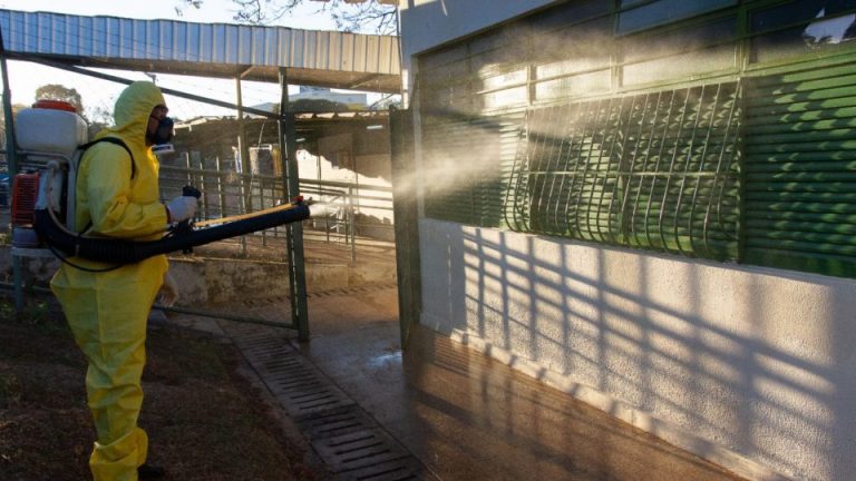 Escolas públicas começam a ser higienizadas e desinfectadas