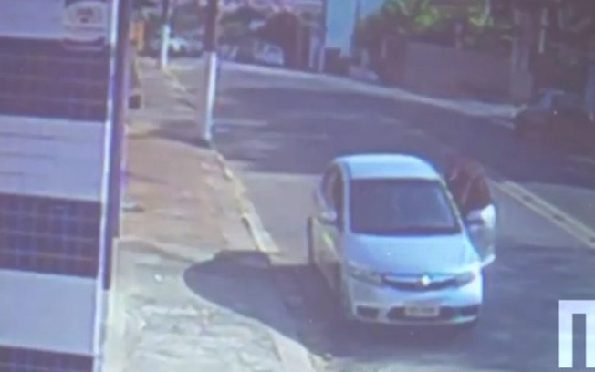 Homem furta carro com bebê de 1 ano dentro; assista