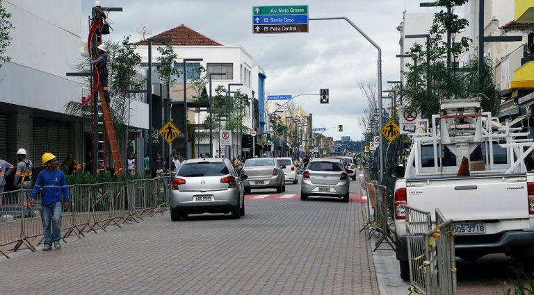 Última semana para licenciar veículos de placas com final 5 e 6