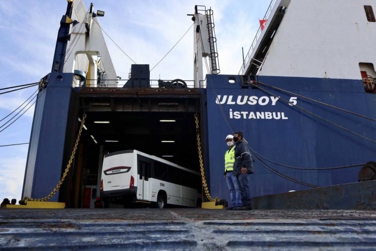Ônibus são embarcados em operação inédita no Porto de Paranaguá