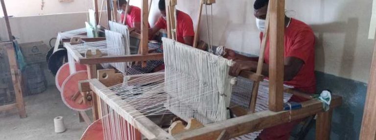 Presos de Resende Costa produzem tapetes, peças de madeira e fabricam blocos para calçamento