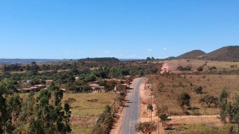 Após espera de 20 anos, Capão Comprido ganha asfalto e calçadas  