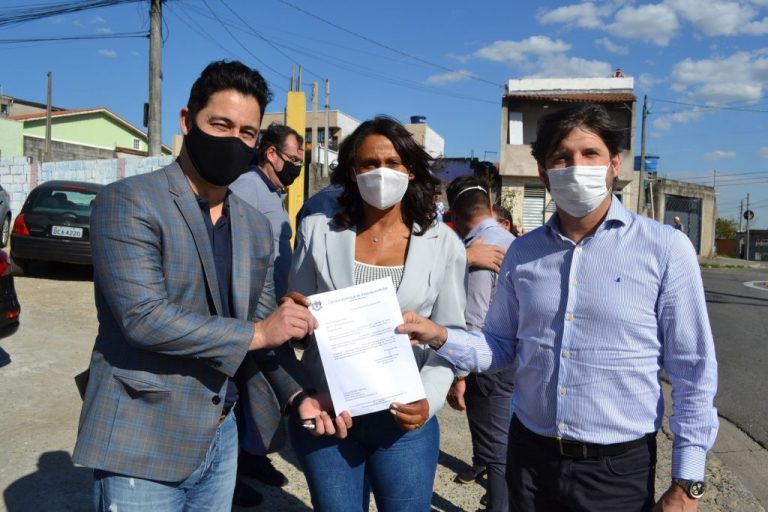 Parlamentares entregam respiradores em Itaquaquecetuba