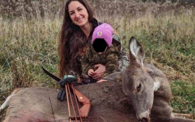 Mulher causa revolta ao levar filha de 2 anos à caçada