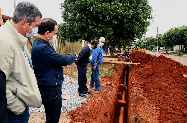 Secretário Eduardo Riedel, Geraldo Rezende e o Presidente da Sanesul vistoriam obras em Jardim