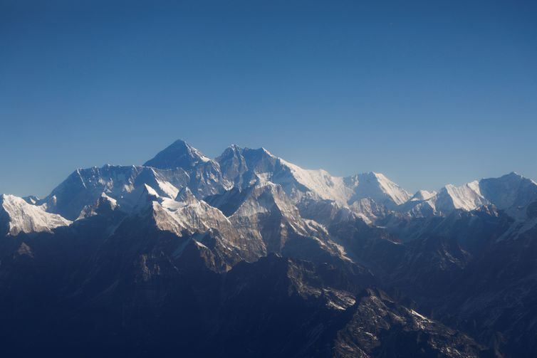 Nepal vai reabrir Everest para alpinistas em meio a casos de covid-19