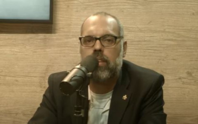 Investigado por fake news, Allan dos Santos diz em live que deixou o Brasil