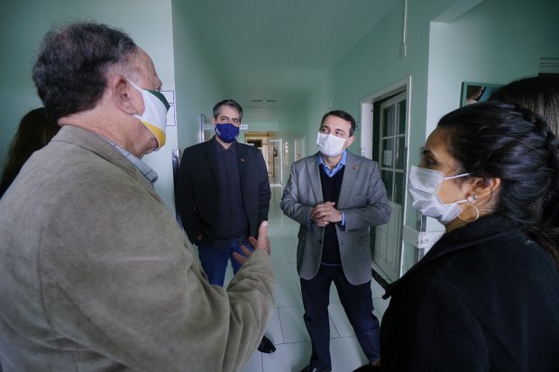 Coronavírus em SC: Governador entrega equipamentos para abertura de leitos de UTI em Laguna