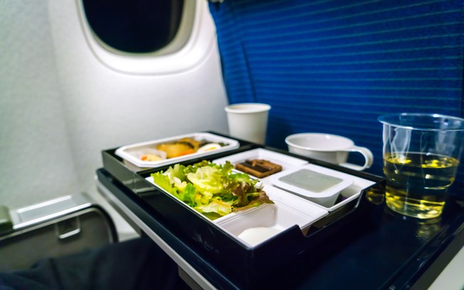 Quais comidas e bebidas nunca consumir em uma viagem de avião e por quê
