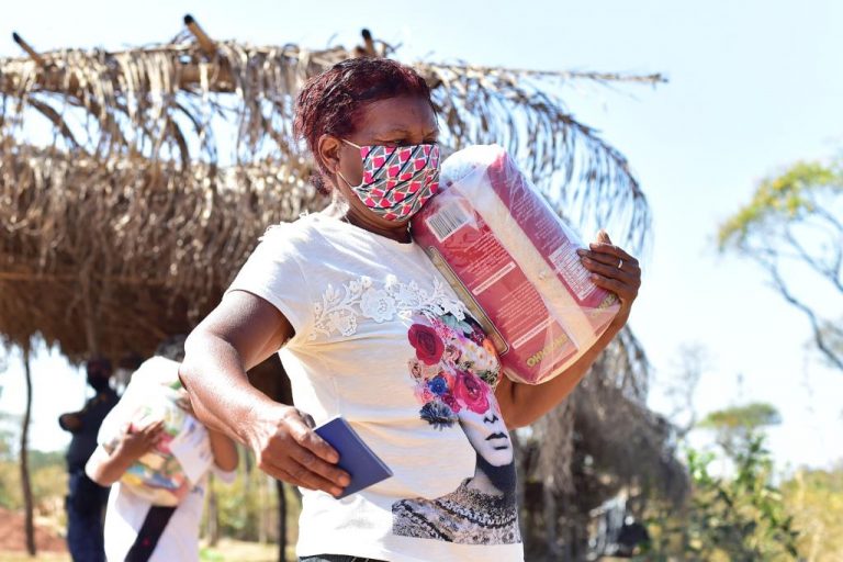 Famílias carentes de Santo Antônio do Leverger recebem alimentos e cobertores