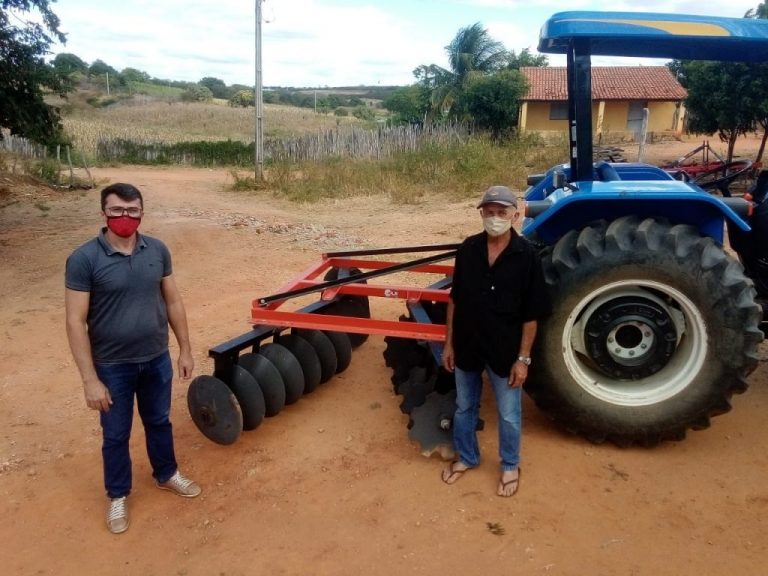 Concluída a entrega do projeto de mecanização agrícola em Quixelô