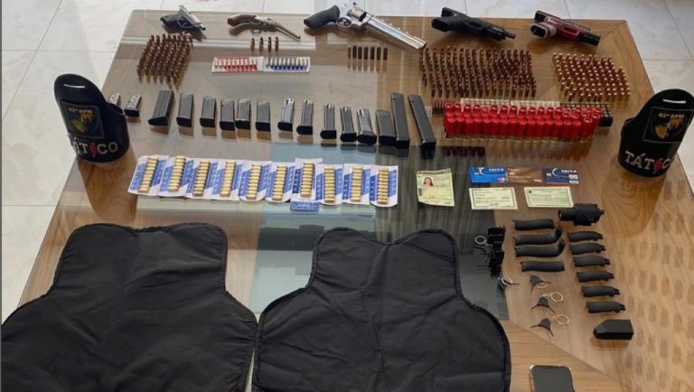 Casal é preso com armamento de grosso calibre, centenas de munições e documentos falsos