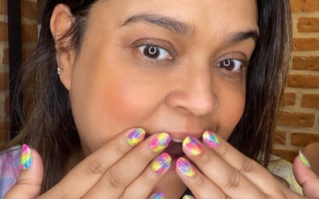 Unhas tie dye: aprenda a fazer a nova tendência de nail art